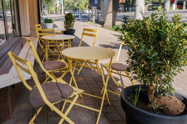 Almatı, Kazakistan - 21 Temmuz 2025: Kentteki bir kafede boş masalar. Saatler sonra