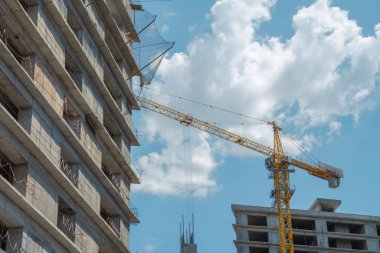 İnşaat alanında bir vinç. Çok katlı bina.