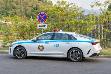 Almaty, Kazakistan - 26 Temmuz 2025: Otoparkta bir Kia K5 devriye arabası. Sivil Güvenlik