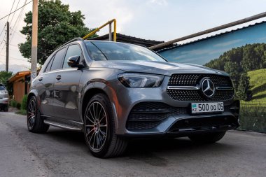 Almaty, Kazakistan - 26 Temmuz 2025: gümüş bir Mercedes-Benz GLE-Sınıfı park edilmiş. Birinci sınıf bir geçiş.