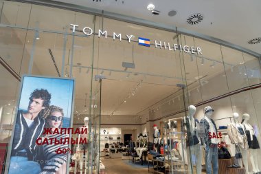 Almaty, Kazakistan - 3 Ağustos 2025: alışveriş merkezindeki Tommy Hilfiger butiği. Şık kıyafetler ve aksesuarlar.