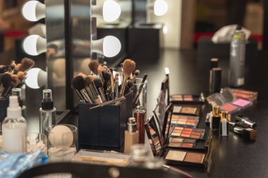 Masada makyaj seti. Bir sanatçının çalışma alanı
