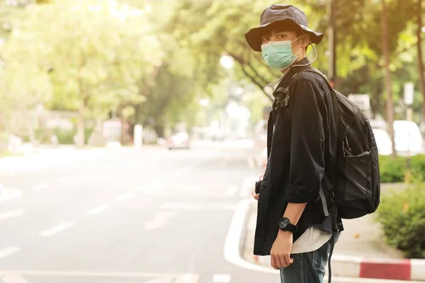 Wisatawan Asia Pria Jalan Dengan Topeng Wajah Medis Untuk Melindungi — Stok Foto