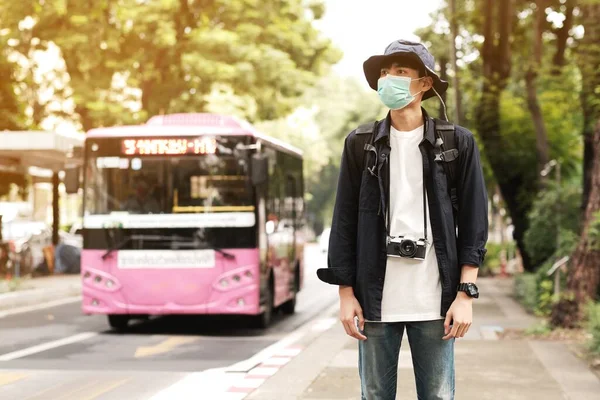 Wisatawan Asia Pria Jalan Dengan Topeng Wajah Medis Untuk Melindungi — Stok Foto