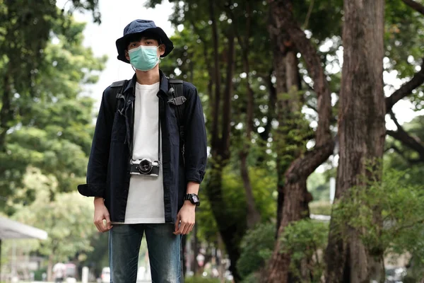 Asiático Viajantes Homem Floresta Com Máscara Facial Médica Para Proteger — Fotografia de Stock