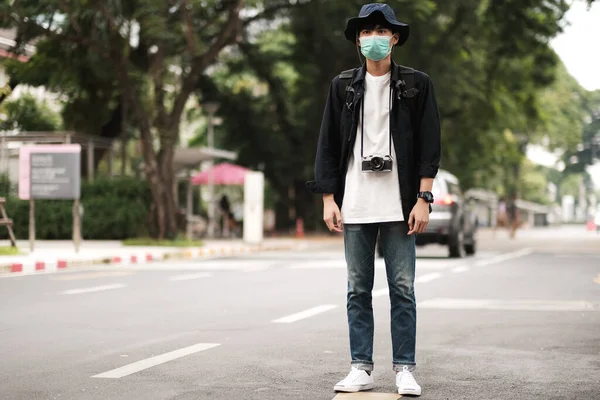 Asiático Viajantes Homem Rua Com Máscara Facial Médica Para Proteger — Fotografia de Stock