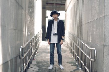 Asyalı gezginler tren istasyonunda.