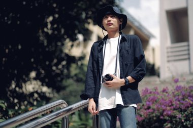 Asyalı gezginler tren istasyonunda.