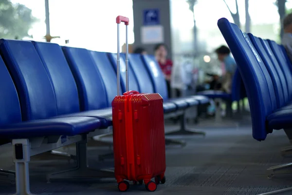 空港の赤いスーツケース — ストック写真