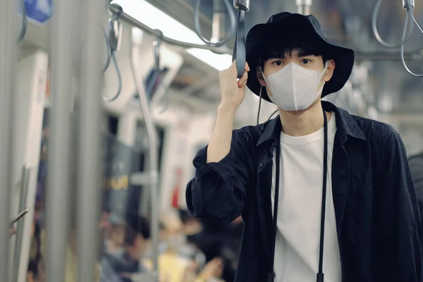 Asiatisk Resenär Man Och Kamera Skytrain Med Medicinsk Ansiktsmask För — Stockfoto