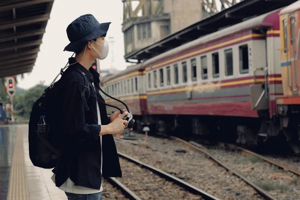 Asiatiska Resenärer Män Och Kamera Tågstationen Med Medicinsk Ansiktsmask För — Stockfoto