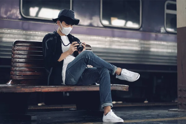 Asiatisk Man Använder Smartphone Med Medicinsk Ansiktsmask För Att Skydda — Stockfoto