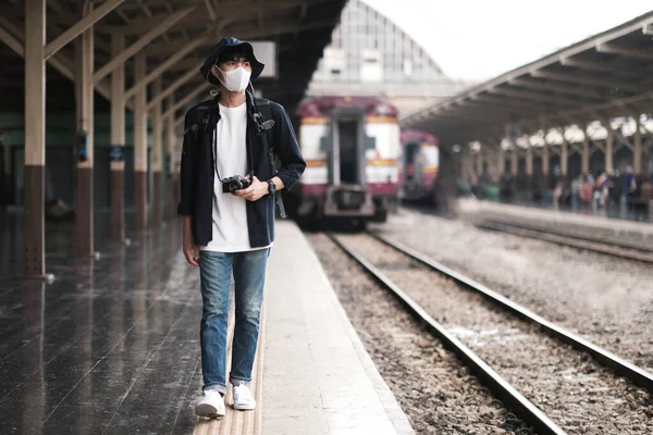 Asiáticos Viajantes Homens Câmera Estação Trem Com Máscara Facial Médica — Fotografia de Stock