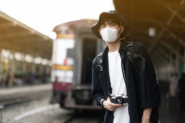 Asiatiska Resenärer Män Och Kamera Tågstationen Med Medicinsk Ansiktsmask För — Stockfoto