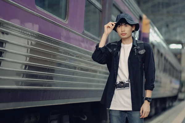 Asiáticos Viajeros Hombre Cámara Estación Tren — Foto de Stock