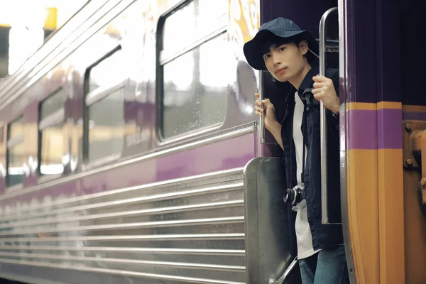 Asiáticos Viajeros Hombre Cámara Estación Tren — Foto de Stock