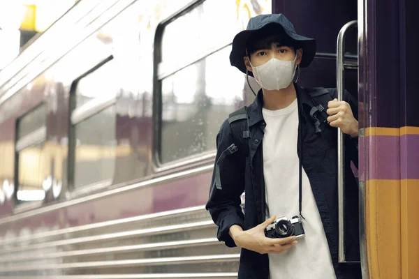 Viajeros Asiáticos Hombres Cámara Estación Tren Con Máscara Facial Médica — Foto de Stock