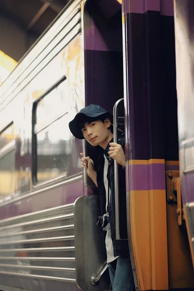 Asiático Viajantes Homem Câmera Estação Trem — Fotografia de Stock