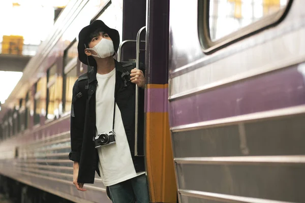 Asiáticos Viajantes Homens Câmera Estação Trem Com Máscara Facial Médica — Fotografia de Stock