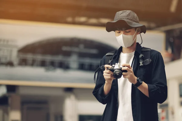 Asiáticos Viajantes Homens Câmera Estação Trem Com Máscara Facial Médica — Fotografia de Stock