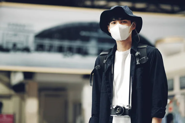 Covid New 정상적 생활을 보호하기 의료용 마스크를 아시아 여행객과 카메라 — 스톡 사진