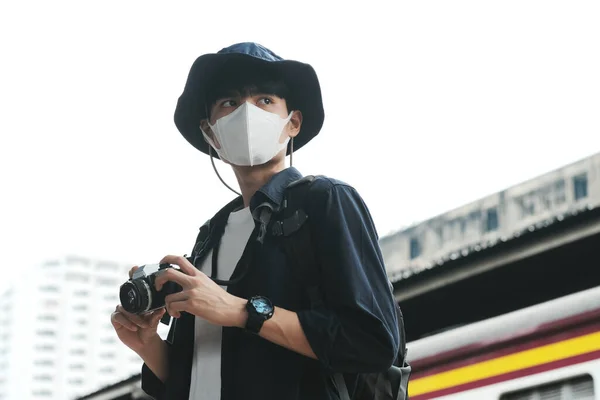 Voyageurs Asiatiques Hommes Caméra Dans Gare Avec Masque Médical Pour — Photo