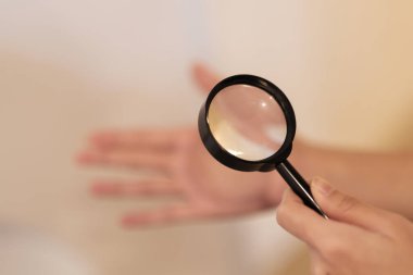 Falcı yıldız falına bakmak için büyüteç kullanıyor..