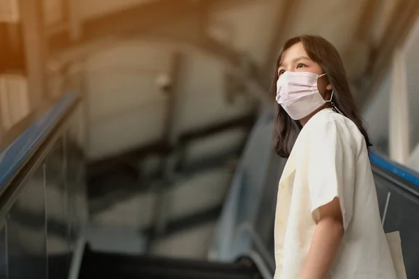 Wanita Asia Mengenakan Masker Bedah Wajah Untuk Melindungi Kovid Area — Stok Foto