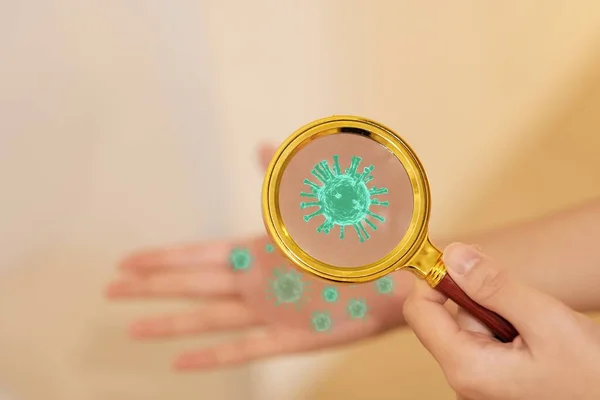 Знаходження Вірусу Під Рукою Magnifying Glass Ліцензійні Стокові Зображення