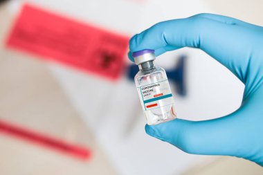 Pen Kostüm ve Covid-19 aşısı olan tıbbi personel