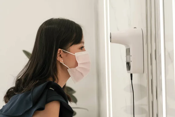 Asian Women Wear Surgical Mask Wall Mounted Forehead Infrared Thermometer — Stock Photo, Image