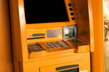 ATM, şehirdeki otomatik bankacılık makinesi.