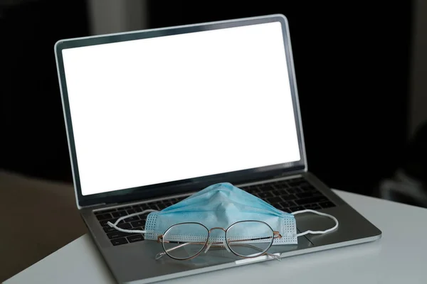 Face Mask Eyeglass White Screen Laptop Computer Covid Quarantine Work — Stock Photo, Image