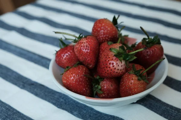 Frische Erdbeeren Auf Weißem Teller — Stockfoto
