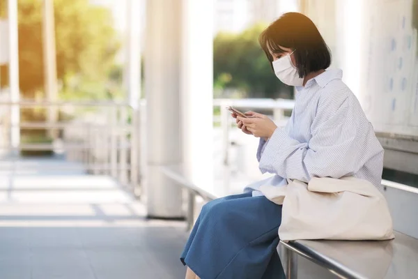 Asian Women Face Mask Smartphone Bus Stop — Stock Photo, Image