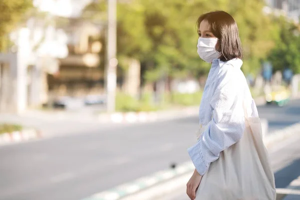 Wanita Asia Dengan Masker Wajah Halte Bus — Stok Foto