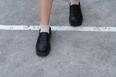 Sokakta kadınlar ve siyah ayakkabılar 