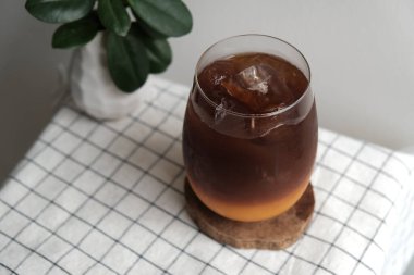 Bir bardak buzlu portakal kahvesi.