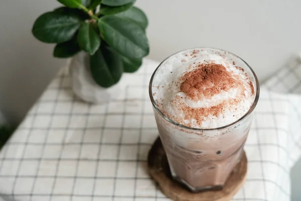 Segelas Latte Coklat Piring Kayu — Stok Foto