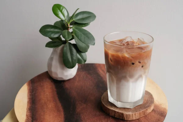 Segelas Kopi Latte Piring Kayu — Stok Foto