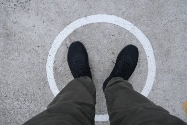 Siyah ayakkabılı ve beyaz çizgili bir adam