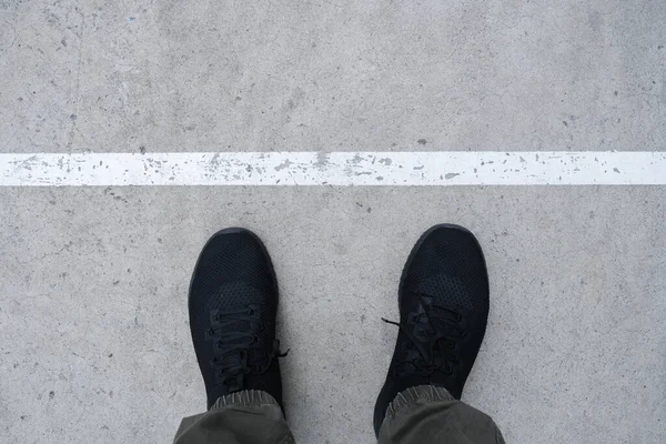 Чоловік Чорним Взуттям Білою Лінією Ліцензійні Стокові Фото