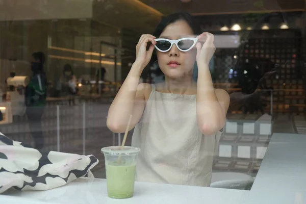 咖啡咖啡店里戴太阳镜的亚洲短裙妇女 — 图库照片
