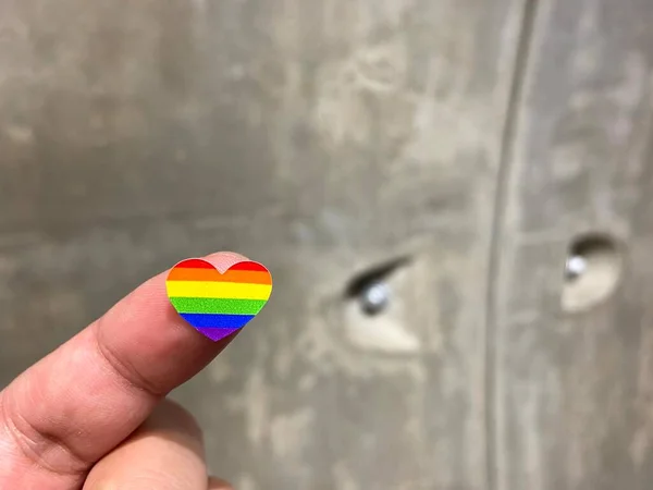 Regenbogenfarbe Auf Dem Herzaufkleber Lgbt Pride Month — Stockfoto