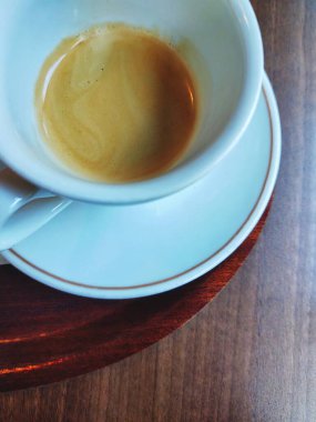 Tahta masada bir fincan kahve.