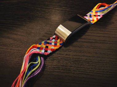 Ahşap arka planda renkli kurdeleli yakın plan.