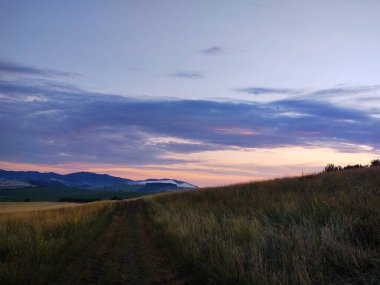 Dağlarda güzel bir gün batımı, doğa arka planı