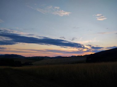 Dağlarda güzel bir gün batımı, doğa arka planı
