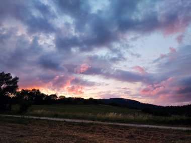 Dağlarda güzel bir gün batımı, doğa arka planı