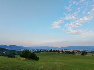 Dağlarla ve şehirlerle dolu güzel bir manzara